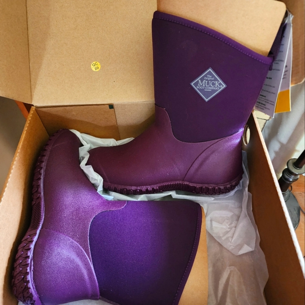 Muckster II Mid Muck boots size 5. Never worn, new in box. Purple/Floral print.